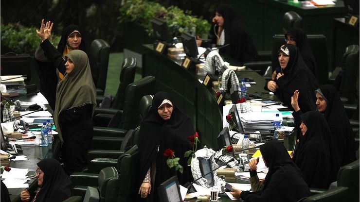 امروز و در حاشیه جلسه علنی مجلس شورای اسلامی اعضای هیات رئیسه فراکسیون زنان مجلس برای اجلاسیه چهارم دوره دهم انتخاب شدند.