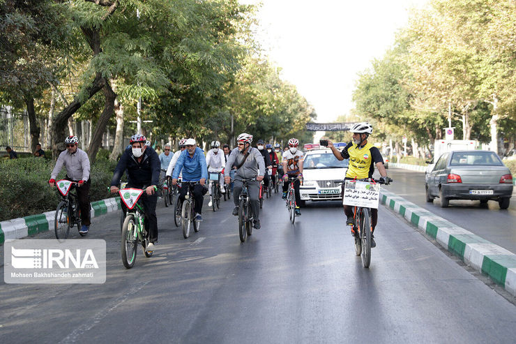 مشهدی‌ها به مناسبت گرامیداشت روز جهانی بدون خودرو صبح سه شنبه در همایش عمومی دوچرخه سواری شرکت کردند .