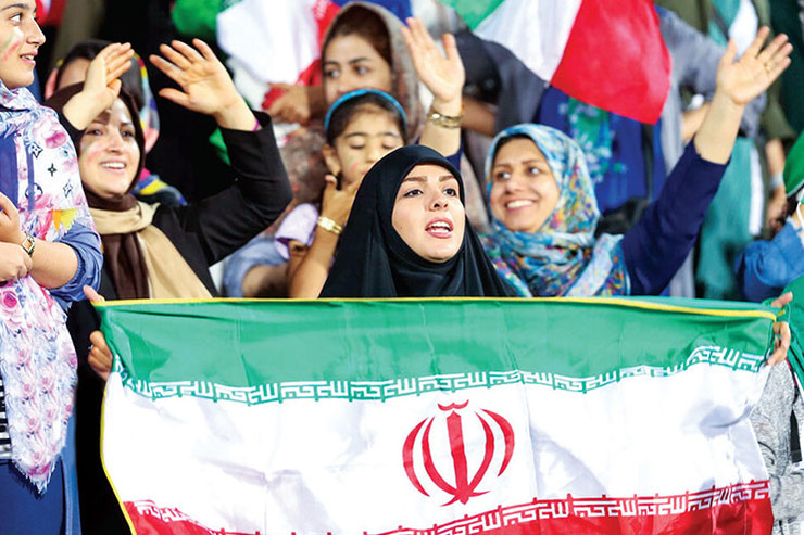 حضور بانوان در سکوهای ورزشگاه آزادی حاشیه های زیادی داشت؛ از نصب فنس و دوربین بگیرید تا اختصاص تنها دو سکو به بانوان و کلی لطیفه و شوخی که بعد از بازی در فضای مجازی منتشر شد
