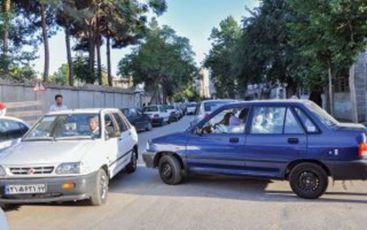 معاون عمران، حمل‌ونقل و ترافیک شهرداری مشهد گفت: یکی ازمشکلاتی که در بحث ترافیک خیابان احمدآباد وجود دارد و آن را بغرنج کرده، قانونی است که بر اساس آن پزشکان می‌توانند در کاربری‌های مسکونی هم مطب ایجاد کنند