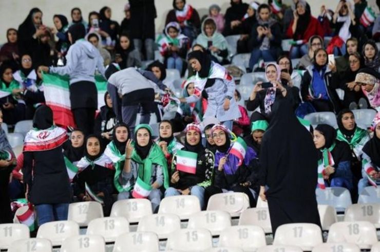 اولین حضور زنان در ورزشگاه آزادی (بازی ایران – کامبوج) باعث شد تا زنان دست فروش نیز از این فرصت استفاده کرده و به کسب درآمد فکر کنند.
