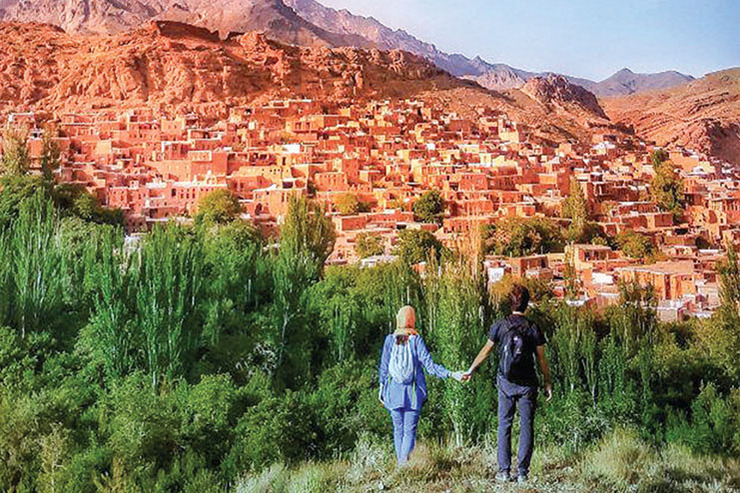 حوریه اسکندری و احسان امارلو، زوج ایران گرد مشهدی هستند که به ایده ای که در ذهنشان بوده پر و بال داده اند و جاذبه های تاریخی و طبیعی ایران را در بسته بندی های نو و خلاقانه به ایرانی ها و مردم جهان معرفی می کنند.