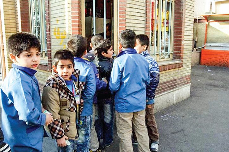 والدین از نبود نظارت بر تغذیه دانش‌آموزان در مدارس مشهد گله دارند