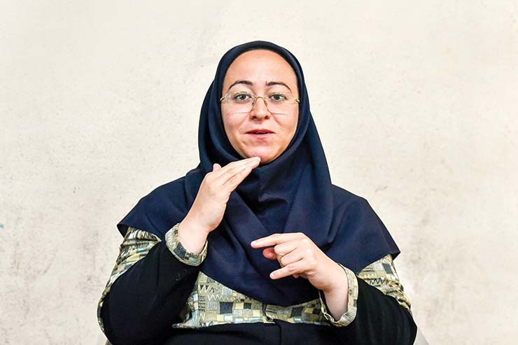 دانشیار گروه علوم بهزیستی دانشکده توانبخشی تهران در مورد شیوه ارتباط صحیح با افراد ناشنوا و کم شنوا توضیح داد.
