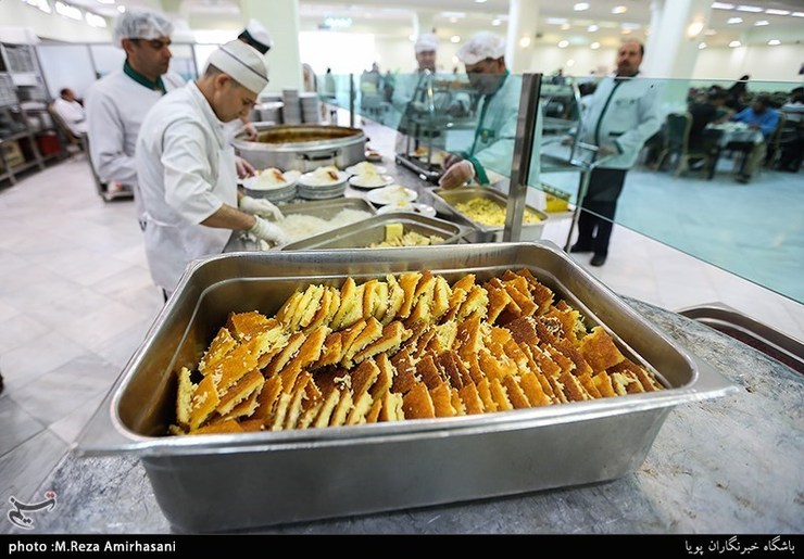 مسئول دفاتر پیشخوان نعیم رضوان سازمان حرم مطهر رضوی توضیحاتی را در خصوص چگونگی دریافت دعوت‌نامه‌های غذای حضرت ارائه داد.