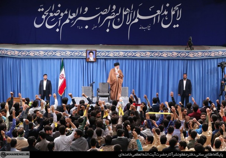 در آستانه‌ی ۱۳ آبان، روز ملی مبارزه با استکبار جهانی و روز دانش‌آموز، هزاران نفر از دانش‌آموزان و دانشجویان، صبح امروز با حضور در حسینیه‌ی امام خمینی با رهبر انقلاب اسلامی دیدار کردند.