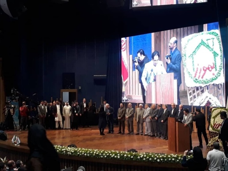 مراسم تجلیل از بهورزان نمونه کشور امروز شنبه ۱۸ آبان با حضور دکتر سعید نمکی، وزیر بهداشت در برج سپید دانشگاه علوم پزشکی مشهد برگزار شد.
