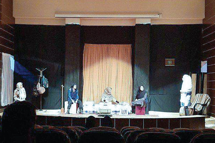 هیس! دختر‌ها فریاد نمی‌زنند