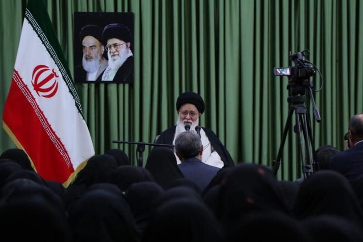 نماینده ولی فقیه در استان خراسان رضوی گفت: محور شهر مشهد با ۳۲ میلیون زائر داخلی و چهار میلیون زائر خارجی توسعه گردشگری نیست بلکه باید توسعه زیارت باشد.