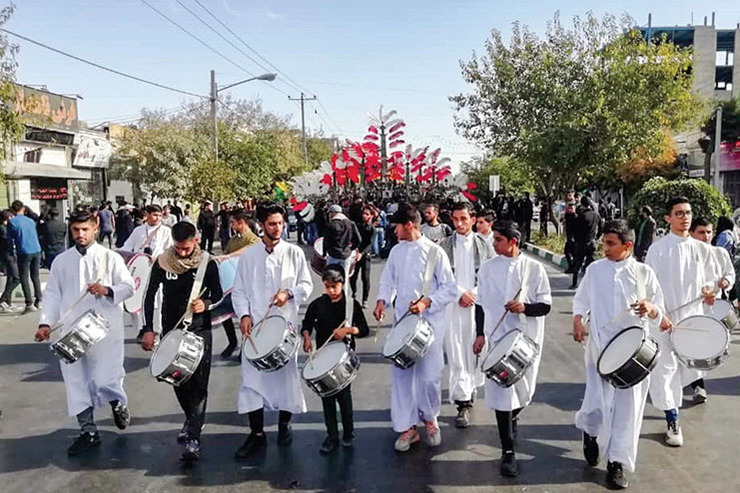 گفتگو با سرپرست گروه «مارش نوازندگان ظهر عاشورا» که در این ایام در سطح شهر عزاداری می‌کنند