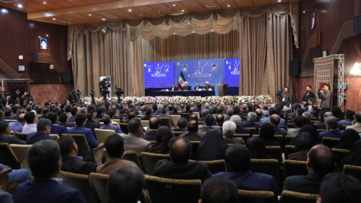 رئیس جمهور با بیان اینکه از اردیبهشت ۹۸ روند تورم کاهش و روند رشد اقتصادی رو به افزایش است، خطاب به مردم تاکید کرد: راه و مسیر دولت و نظام درست است و در عین حال حق با شما است که سختی‌هایی دارید، اما این شرایطی بود که دشمن و بدخواهان ایجاد کردند و ما آغازگر و شروع کننده نبودیم.