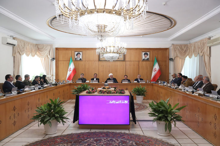 رئیس جمهور با تاکید بر اینکه زلزله زدگان آذربایجان شرقی در این سرما نباید زیر چادر بمانند بلکه خانه و اتاقی اجاره کنند و ما اجاره آن‌ها را می‌پردازیم، از وزارت کشور، ستاد بحران و همه دستگاه‌ها خواست برای اسکان زلزله زده‌ها به صورت استیجاری به فوریت عمل شود.