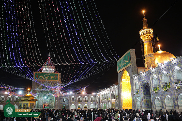 در شب میلاد پیامبر رحمت (ص) و امام جعفر صادق (ع) لوستری مطلا در ایوان نادری صحن انقلاب توسط اداره روشنایی حرم مطهر رضوی نصب شد.