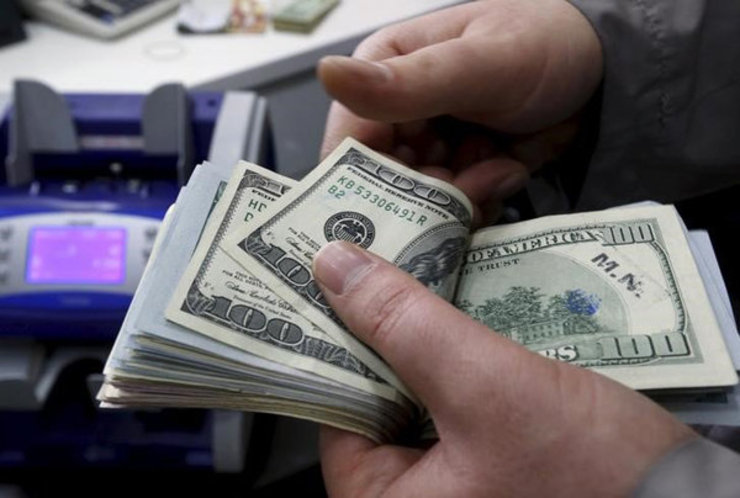 قیمت دلار در اولین روز کاری پس از افزایش قیمت بنزین، رشدی دویست تومانی را نسبت به پنجشنبه گذشته تجربه کرد و بر رقم ۱۱ هزار و ۷۰۰ تومان ایستاد.