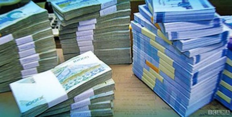 نخستین مرحله یارانه کمک معیشت خانوار‌ها از محل منابع مالی افزایش قیمت بنزین (بسته حمایتی) شب گذشته  ۲۷ آبان‌ماه  به صورت نقدی برای ۲۰ میلیون خانوار واریز شد.