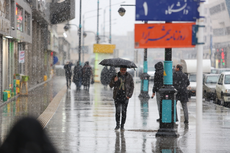 کارشناس مرکز پیش‌بینی اداره‌کل هواشناسی خراسان رضوی گفت: دمای هوا در استان از امشب به ۴ درجه زیر صفر خواهد رسید و با پدیده مه گرفتگی و یخ زدگی در بیشتر نقاط استان روبه رو خواهیم بود.