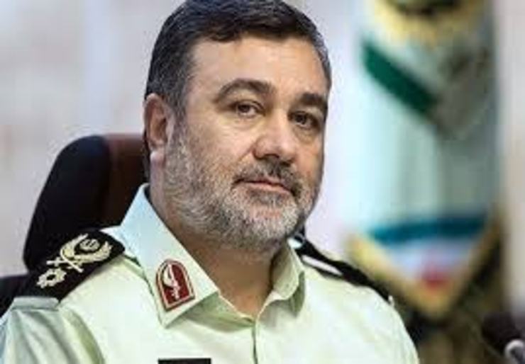 فرمانده نیروی انتظامی از محور‌ها و مسیر‌های منتهی به مشهد مقدس، پیاده روی زائران و نحوه خدمات دهی به این زائران بازدید کرد.