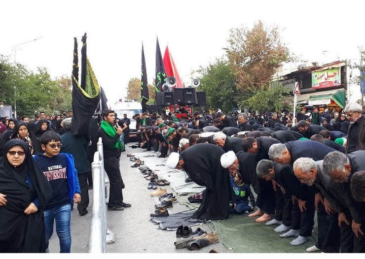 دسته‌ها و هیات‌های عزاداری در مشهد روز سه‌شنبه همزمان با سالروز شهادت حضرت امام رضا (ع) هنگام اذان ظهر با توقف آیین عزاداری نماز و ظهر و عصر را در خیابان‌های منتهی به حرم مطهر رضوی به جماعت اقامه کردند.