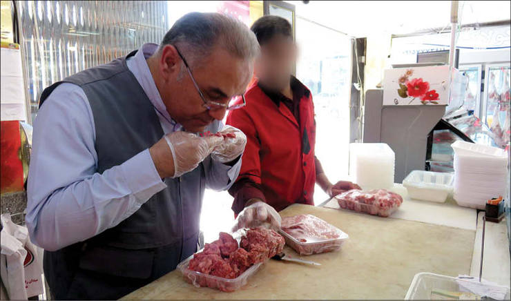 یک فروشگاه عرضه گوشت در مشهد به دلیل عرضه گوشت چرخ‌کرده غیربهداشتی مهر و موم شد.