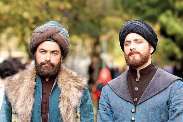 با ادامه تصویربرداری فیلم سینمایی «مست عشق» به کارگردانی حسن فتحی، نخستین تصاویر از بوراک توزکوپاران، بازیگر جوان ترکیه‌ای این فیلم، منتشر شد.