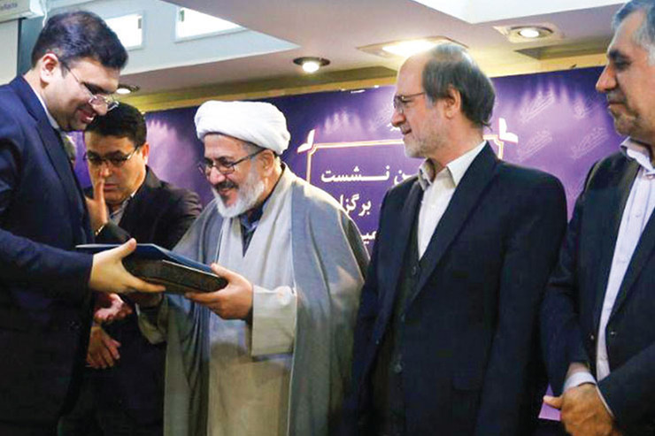 در مراسمی از حمایت ۵۰۰ میلیونی مدیریت شهری و کسب رتبه نخست این شهر در طرح پاییزه کتاب تقدیر شد