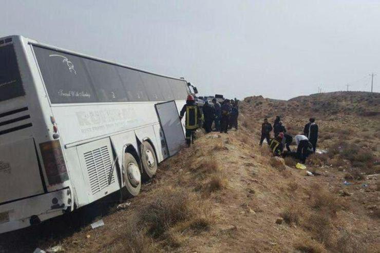 واژگونی اتوبوس در گردنه آهوان سمنان ۴ مجروح بر جای گذاشت.
