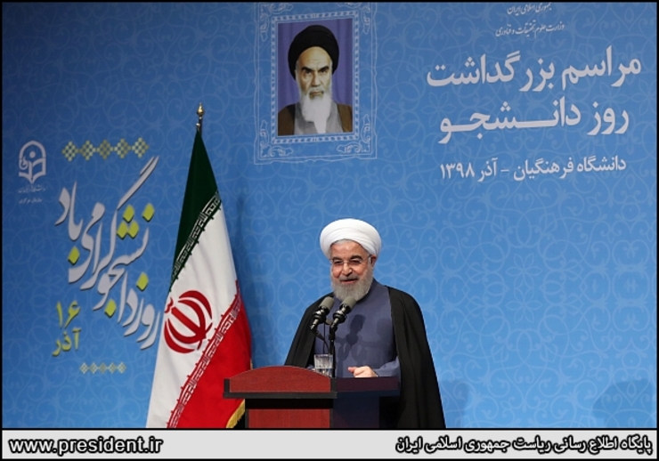 رئیس جمهور با بیان اینکه دانشجو به عنوان کسی که دنبال حقیقت است، باید قدرت را نقد کند، تصریح کرد: واقعیت‌ها را بیان و انتقاد کنیم، اما برچست نزنیم و نقد دانشجو باید بی محابا و در عین حال با محتوا باشد.
