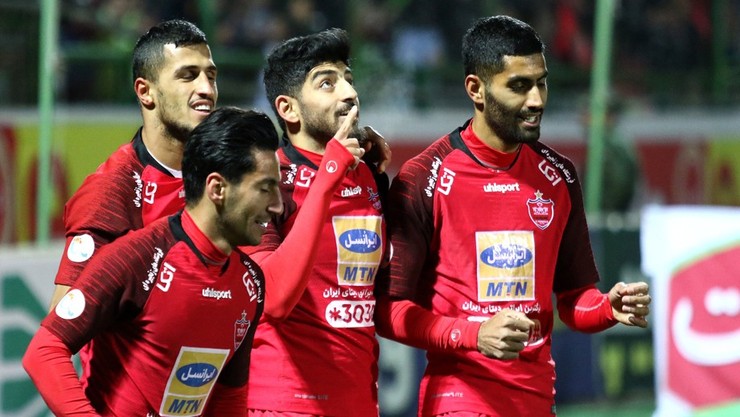 تیم فوتبال پرسپولیس تهران امروز گل گهر سیرجان را با نتیجه دو بر یک شکست داد.