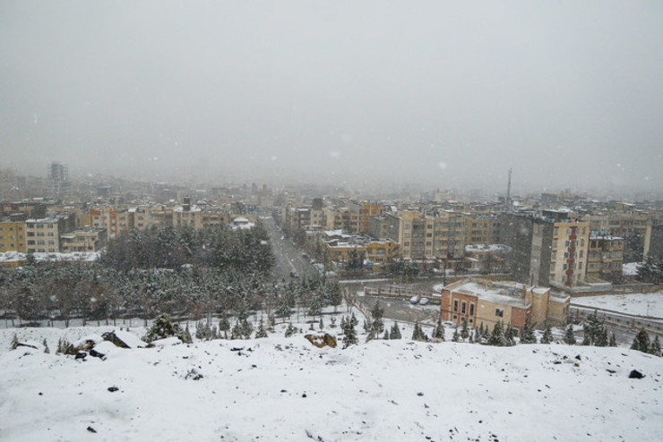 سازمان هواشناسی از تداوم بارش برف و باران طی امروز در برخی مناطق کشور و ورود سامانه بارشی جدید خبر داد.
