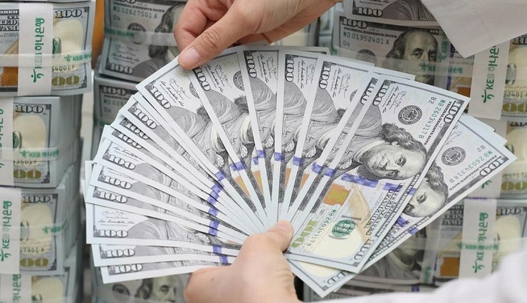 نرخ دلار ساعت ١۶ عصر در تابلوى صرافى ملى به ١٣١٥٠ براى فروش و ١٣٠٥٠تومان براى خريد رسيد.