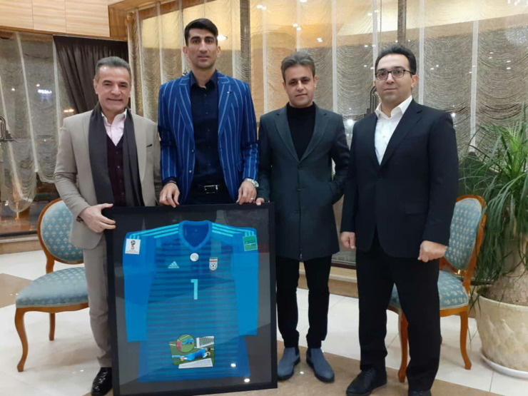 پیراهن گلر پرسپولیس در بازی مقابل پرتغال در جام جهانی برای امور خیریه به فروش رسید.