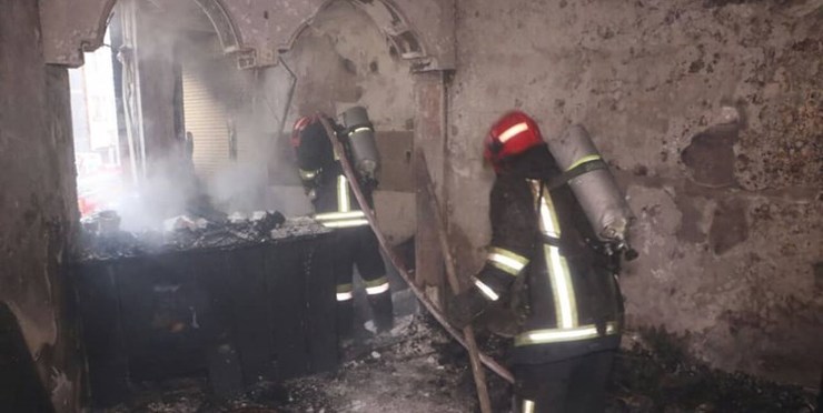 معاون عملیات آتش‌نشانی شهر مشهد از نجات چهار نفر از جمله یک کودک از میان شعله‌های آتش و دود در پی وقوع حریق، یک منزل مسکونی در بولوار پنجتن توسط آتش نشانان این شهر خبر داد.