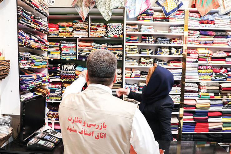 روز گذشته در راستای پویش «بی‌قیمت نخریم» بازرسان اتاق اصناف به شهرک غرب رفتند