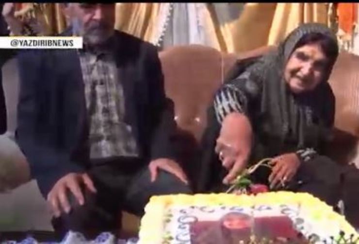 ۱۸۵ فرزند مادربزرگ (بچه. نوه. نتیجه ونبیره) ثمره زندگی مادربزرگ ابرکوهی در روستای صفی آباد ابرکوه است که برایش جشن تولد صد سالگی برپا کردند.