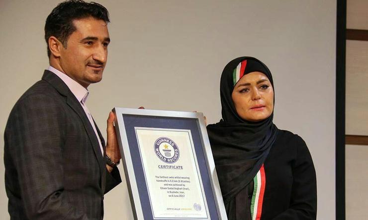 الهام اصغری شناگر ایرانی، توانست در مدت زمان پنج ساعت و دو دقیقه، با یک دست بسته، ده کیلومتر دهانه خلیج چابهار را شنا کند و رکورد جهانی گینس این شنا را بشکند.