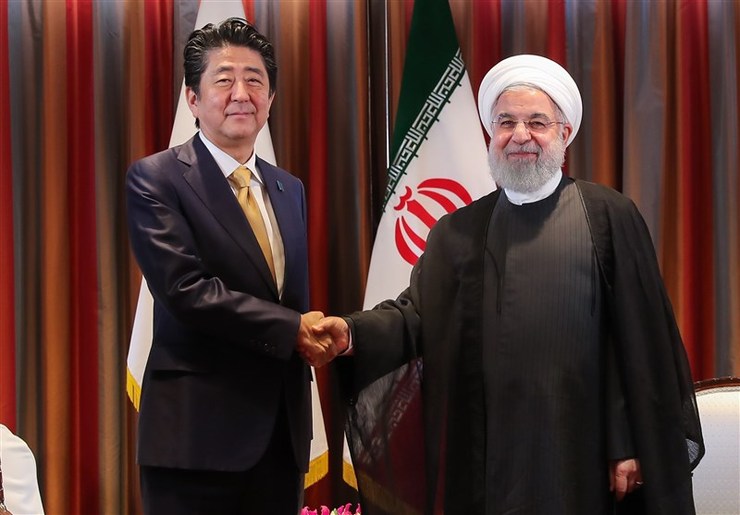 نخست وزیر ژاپن روز جمعه در کاخ نخست وزیری این کشور به طور رسمی از حجت الاسلام و المسلمین حسن روحانی رئیس جمهوری اسلامی ایران استقبال کرد.