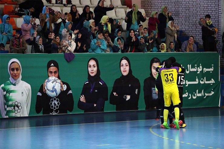 تیم هیات فوتبال خراسان رضوی در ادامه رقابت‌های لیگ برتر فوتسال بانوان روز جمعه در بازی خانگی با پیروزی مقابل تیم پویندگان فجر شیراز، صدرنشین جدول لیگ برتر در هفته هفدهم شد.