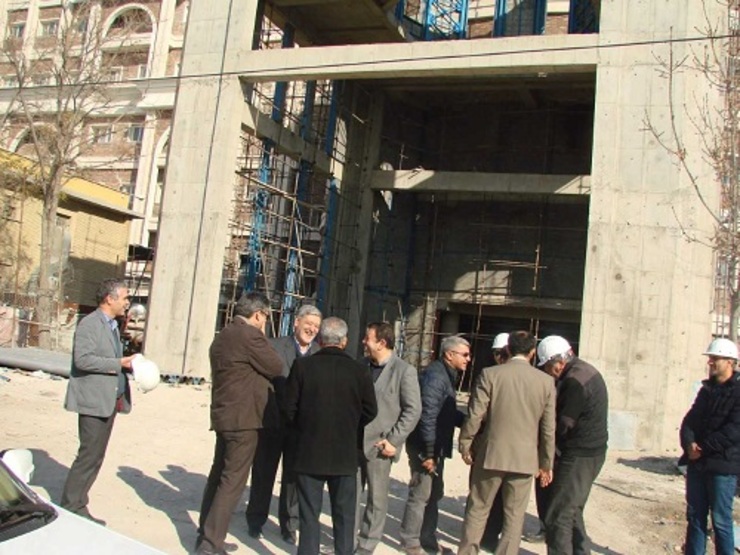 سرپرست دانشگاه علوم پزشکی مشهد با حضور در محل پروژه در حال ساخت بیمارستان شهید هاشمی نژاد در جریان روند اجرا و تجهیز این طرح قرار گرفت.