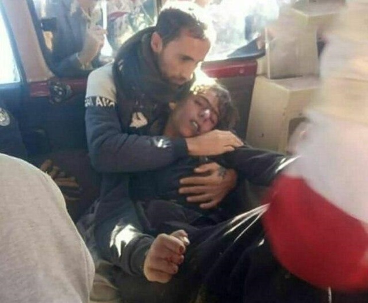 عثمان پدر دو کولبر جان باخته و گرفتار در بهمن ارتفاعات ته ته، چشمان ضعیفی دارد و هیچ وقت کولبری نکرده؛ از طریق جمع آوری کارتن‌های آبادی و فروختن آن‌ها امرار معاش کرده و فرزندانش را بزرگ کرده است، اما با سخت‌تر شدن شرایط، آزاد و فرهاد، دو پسرش، کولبری را برای ادامه زندگی انتخاب کردند.