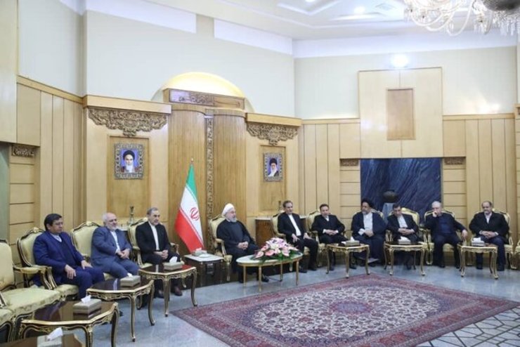 روحانی گفت: ژاپنی‌ها  و هم ما در زمینه شکستن تحریم یک پیشنهاد جدیدی داشتیم. موضوع دیگری که برای ژاپنی ها و البته برای همه کشورهای بزرگ آسیا و اروپا هم اهمیت دارد مساله امنیت انرژی و کشتیرانی در منطقه است؛ به هر حال انرژی این کشورها و نیازشان وابسته به این منطقه و امنیت این منطقه است.