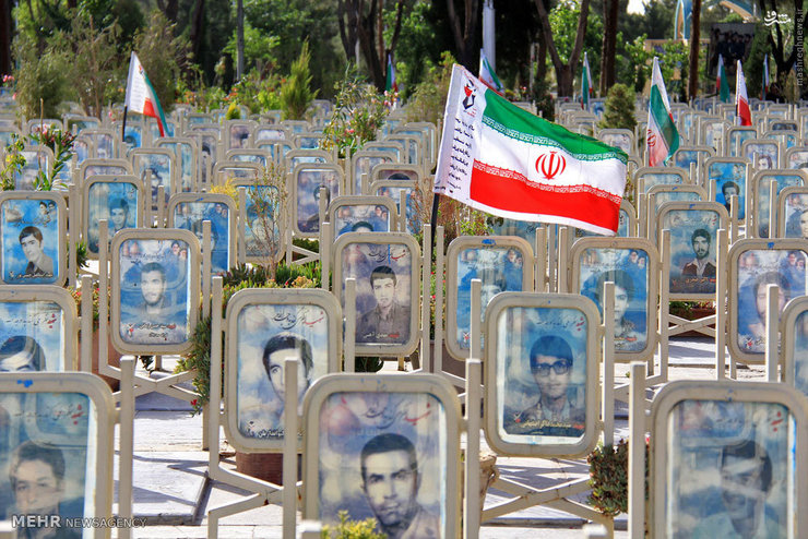 مدیرعامل سازمان مدیریت آرامستان‌های شهرداری مشهد از نصب عکس شهیدان بر قبور شهدا خبر داد.