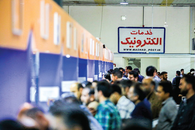 با وجود گذشت ۱۲ روز از اجرای طرح سهمیه‌بندی بنزین صف‌های طولانی مردم مشهد برای پیگیری خدمات مرتبط با این طرح، همچنان پابرجاست