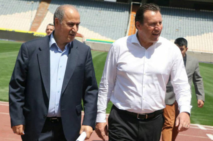 فاکس اسپورت نوشت: توئیت اخیر این مربی نشان دهنده اختلاف شدید بین ویلموتس و فدراسیون فوتبال ایران است و به نظر می‌رسد این مربی قصد بازگشت به لیگ فوتبال بلژیک را دارد.