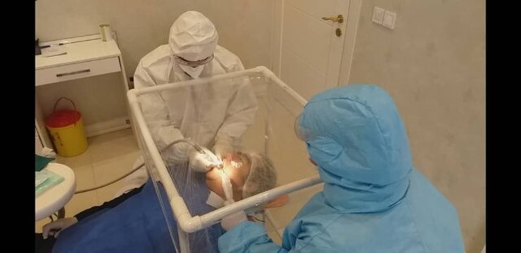 یک دندانپزشک مشهدی با ایجاد اتاقک‌های مخصوصی در مطبش بیماران کرونایی را پذیرش می‌کند.