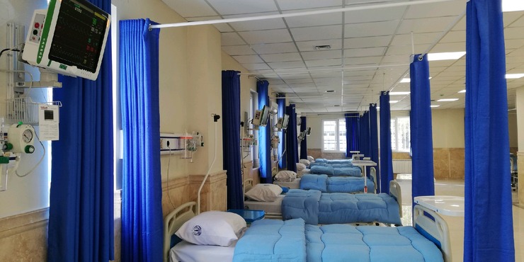 معاون کل وزیر بهداشت  در بازدید از مرکز سلامت مجتمع تجاری ایران مال گفت: در این مجتمع به همت بنیاد خیریه تات و بانک آینده، حدود سه هزار تخت بیمارستانی و پیش بیمارستانی با امکانات کامل و مجهز به دستگاه‌های ونتیلاتور و مانیتور مناسب، مهیا شده است.