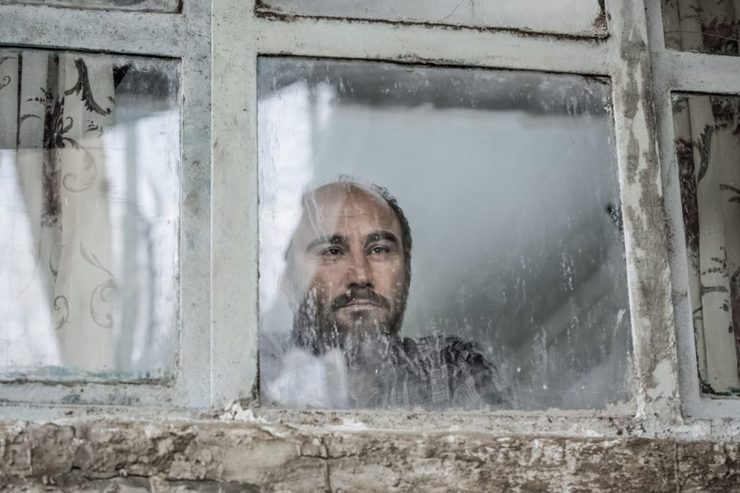 فیلم سینمایی «شکستن همزمان بیست استخوان» ساخته برادران محمودی با بازی محسن تنابنده از فردا وارد شبکه نمایش خانگی می‌شود.