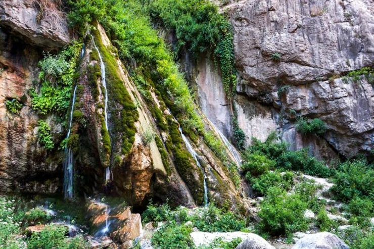 رئیس اداره میراث فرهنگی، صنایع‌دستی و گردشگری چناران با بیان اینکه تا حریم و بستر رودخانه اخلمد مشخص نشود نمی‌توانیم مجوز بوم‌گردی صادر کنیم، گفت: سازمان آب باید این حریم را مشخص کند، اما این کار هنوز انجام نشده است.