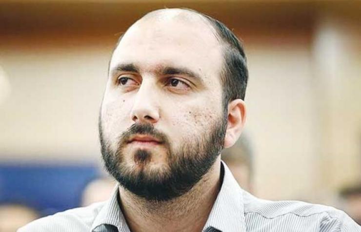 براساس ادعای روزنامه گل علی فروغی، مدیر شبکه سه کرونا گرفته است