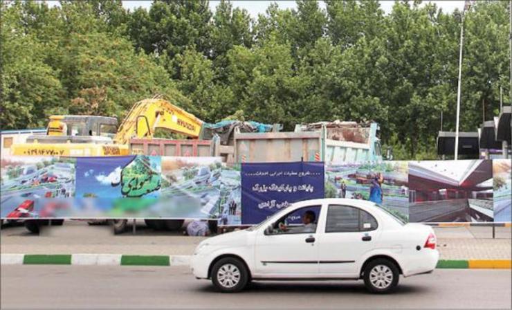 پارکینگ و پایانه اتوبوسرانی آزادی در سه طبقه با ظرفیت بالغ بر 700 جای پارک خودرو است.