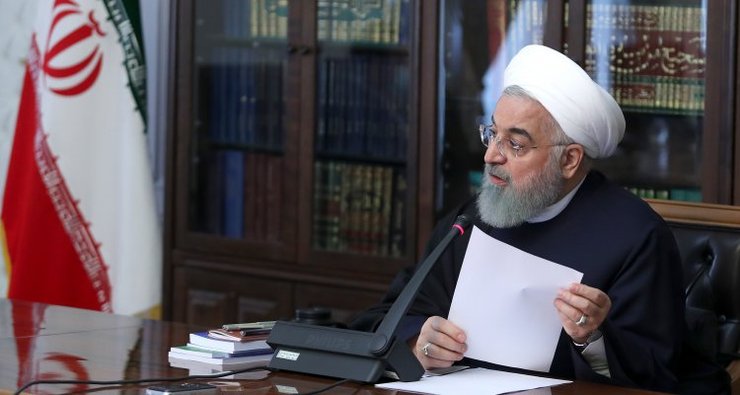 رئیس‌جمهور پس از دریافت گزارش‌های جداگانه‌ای از وزیران کشور و بهداشت، درمان و آموزش پزشکی درباره اجرای طرح فاصله‌گذاری هوشمند از روز شنبه و آغاز فعالیت کسب و کارهای کم‌ریسک در همه استان‌ها به جز تهران، تاکید کرد که این طرح باید با نظارت دقیق و رعایت کامل پروتکل‌های بهداشتی اعلام شده از سوی وزارت بهداشت و ستاد ملی مبارزه با کرونا اجرا شود.